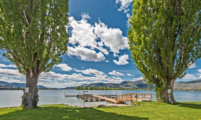 Okanagan-Similkameen House | Luxury 3 bed 3 Bath Lake Front Townhouse in Canada’s Warmest City!