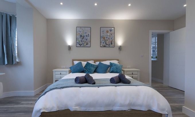 Brondesbury Park Apartment | Luxury 3-Bed Apartment in Willesden