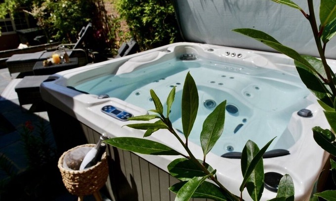 Saffron Walden House | Luxury 3 Bed Manor House Hot Tub Cinema Room SkyTV