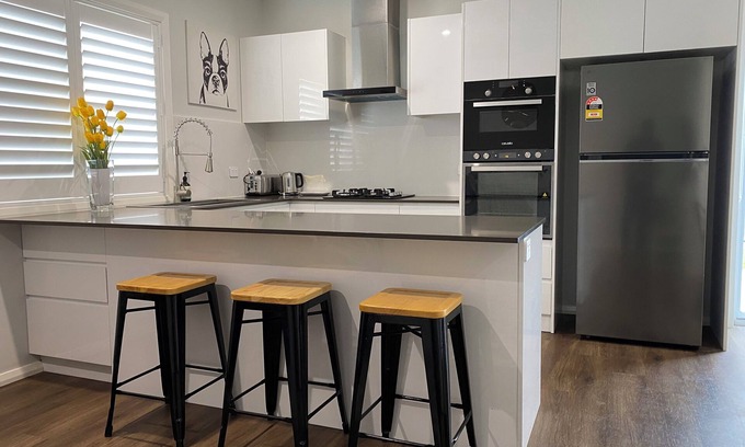 Gledswood Hills Villa | Luxury 3-Bedroom Unit - Sleeps 6 Guests
