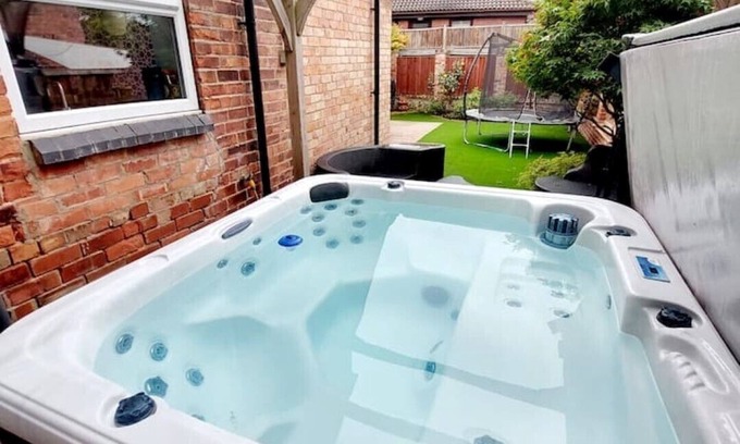 West Bridgford House | Luxury 3-bedroom Family Home With hot tub