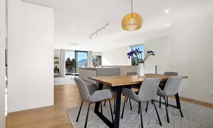 Lake Tekapo House | Luxury 3 Bedroom, 3 Bathroom Lakeview House