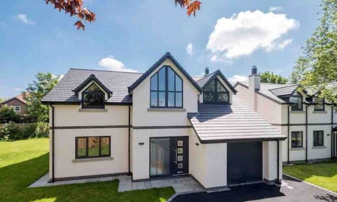 Northwich House | Luxury 3 Bedroom detached house on Private Road