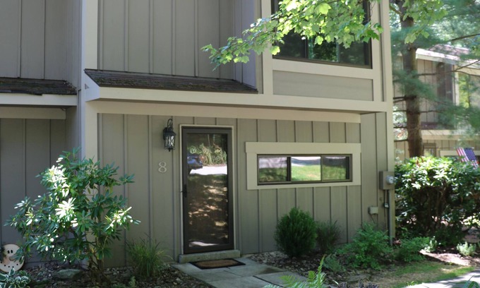 Hidden Valley House | Luxury 3 Bedroom Hidden Valley Retreat with Lake & Slope Views