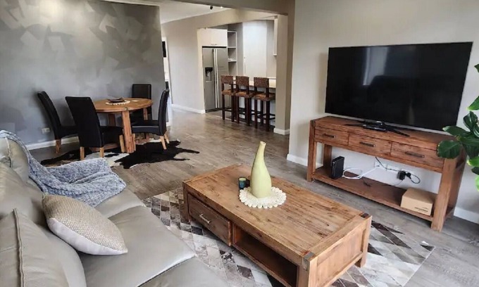 Norlane House | Luxury 3 bedroom home near Spirit of Tasmania