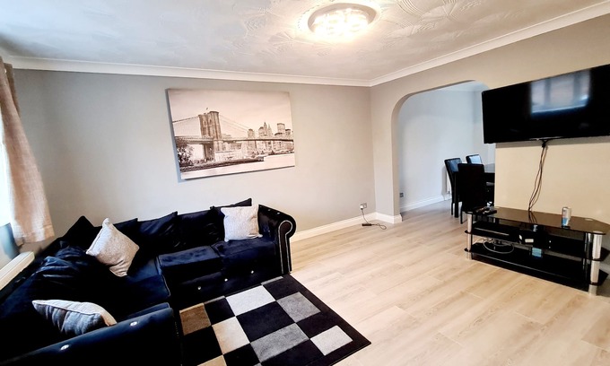 Docklands House | Luxury 3-Bedroom House Nr ExCEL London, O2 w/FREE WiFi, Parking. Sleeps 6