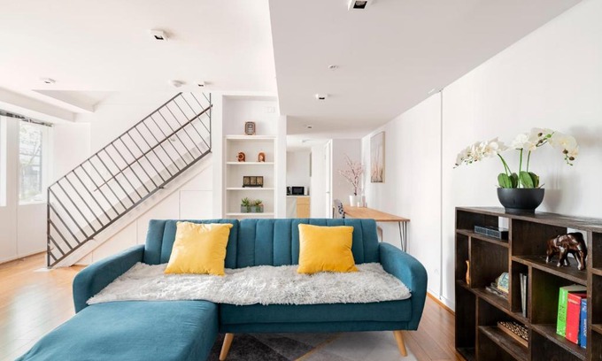 Docklands Apartment | Luxury 3-Storey Loft with free parking on premises