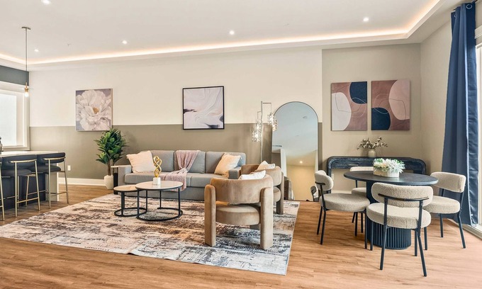 Old East Dallas House | Luxury 3BD | Rooftop Deck | Sleeps 11 | Parking