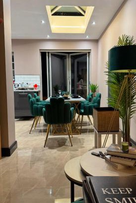 Sutton Coldfield Villa | Luxury 3bed Hot Tub and sauna facilities amazing location
