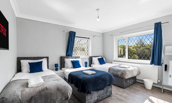 Woodingdean House | Luxury 3BR Brighton Home near South Downs, Sea Views, Pool & Free 4-Car Parking