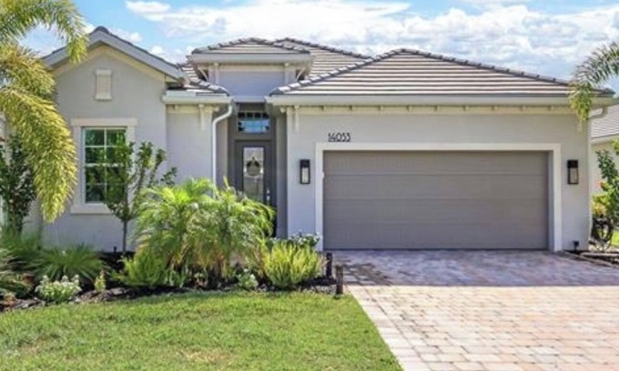 Biggar House | Luxury 3BR +Den 3BA heated Pool with Spa Home in Vista Wild Blue!