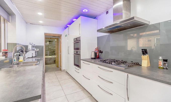 Seisdon House | Luxury 4 bed house with Jacuzzi, we take deposits