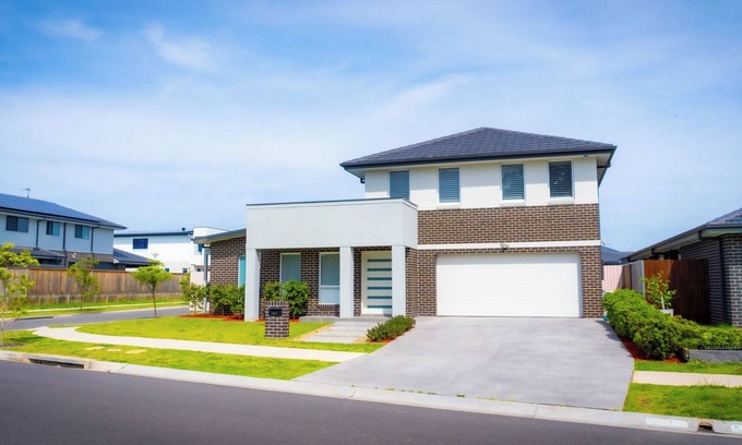 Gledswood Hills House | Luxury 4-bedroom house -Sleeps 10 Guests