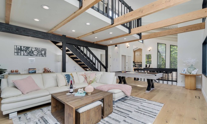 Eugene House | Luxury 4-bedroom house with Spa, Pool Table, and Amazing views! Close to Campus!