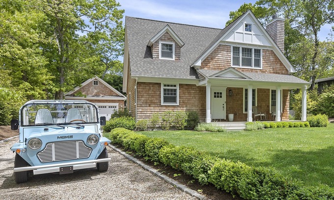 Clearwater Beach House | Luxury 4-bedroom in East Hampton [w/private beach]