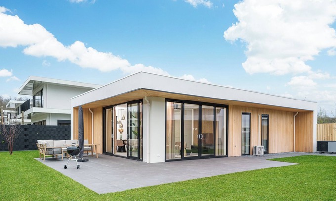 Zeewolde House | Luxury 4-person villa on the water with modern kitchen, private jetty and a spacious terrace with barbecue and lounge set. Perfect for rest and relaxation!