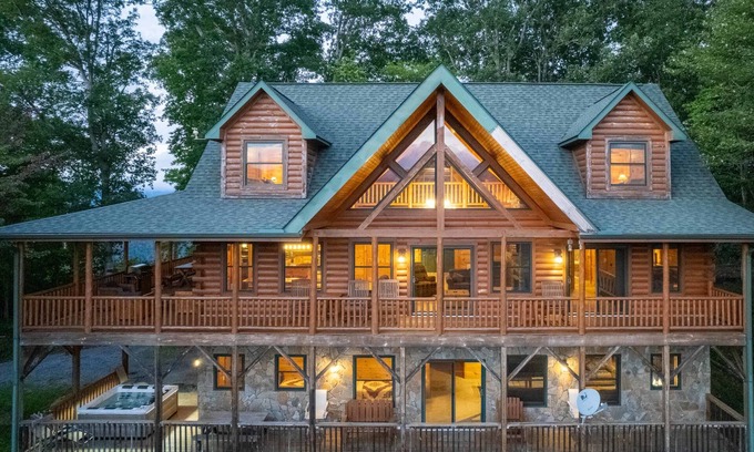 Waynesville House | Luxury 4200 Sqft Log Cabin on 50 Acres Sleeps 16