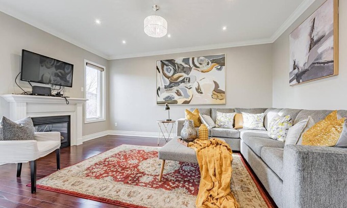 Hurontario Villa | Luxury 4BR-3.5Bath House 3000 SQFT