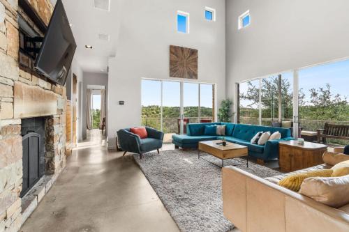 Dripping Springs House | Luxury 4BR Hilltop Retreat Hot Tub & Scenic Views
