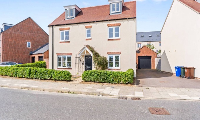 Bicester House | Luxury 5 bed House with Hot-tub near Bicester Village