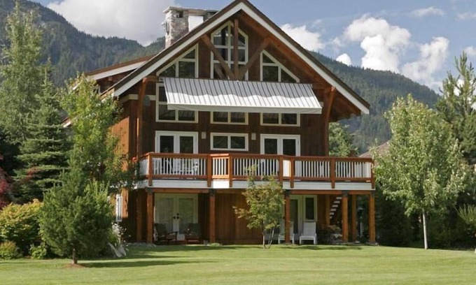 Nicklaus North Ski Chalet | Luxury 5 bedroom/6 bath Whistler Mountain chalet on Nicklaus North golf course