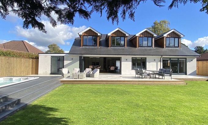 Corfe Mullen House | Luxury 5 Bedroom House - Games Room, Cinema Room & Heated Swim Spa(Pool/Hot Tub)