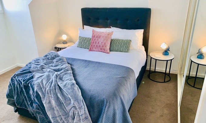 Oxley Park House | Luxury 5 Star, 3 Bedroom Brand new House, Air con