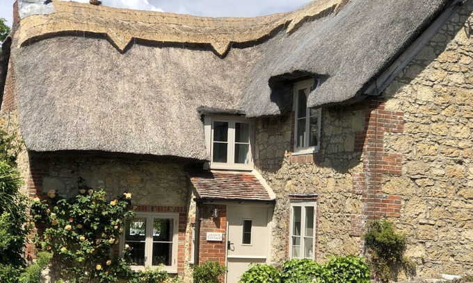 Newport Cottage | Luxury 5 star chocolate box thatched cottage close to west Wight beaches