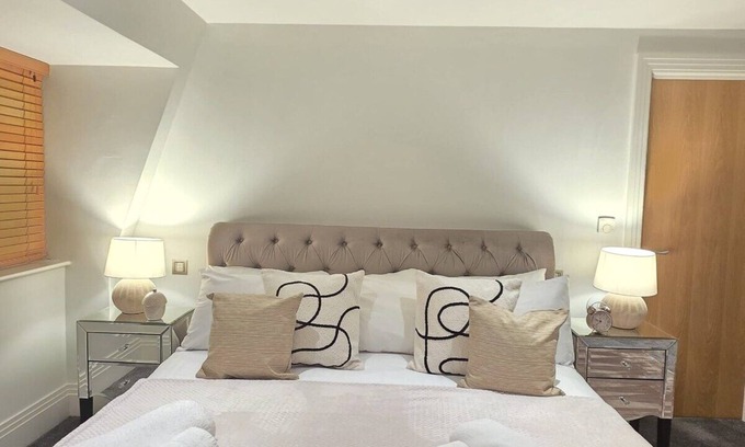 Hendon House | Luxury 5BR/4BR Garden/Cinema/Gym