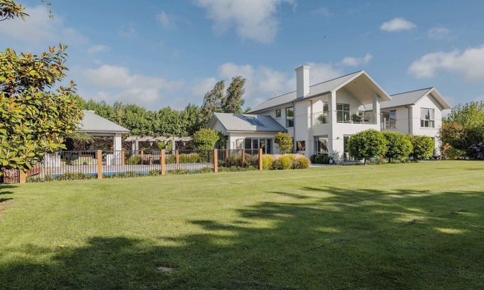 Christchurch Villa | Luxury 5BR Villa: BBQ, Hot Tub, Dining, Golf