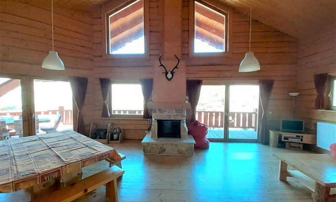 La Joue du Loup Ski Chalet | Luxury 6-room chalet for 14 with fireplace, Wi-Fi and private parking