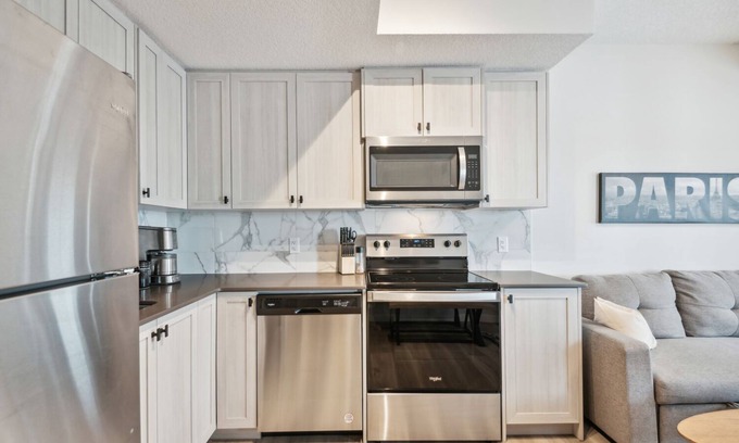 Northwest Calgary House | Luxury 6-Room Getaway- 14 PPL