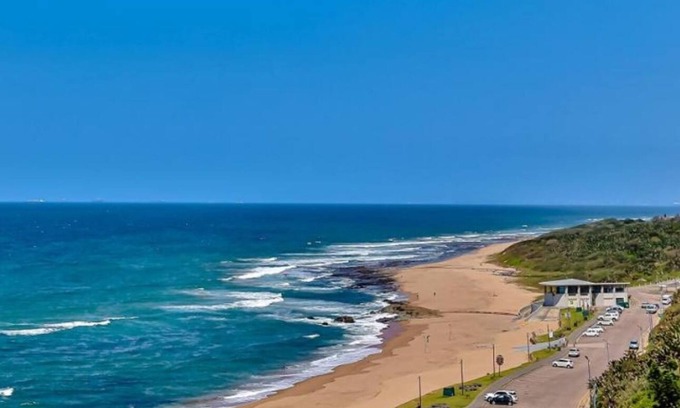 Westbrook House | Luxury 6 sleeper: nature’s symphony of ocean, beach, 180degrees views & dolphins