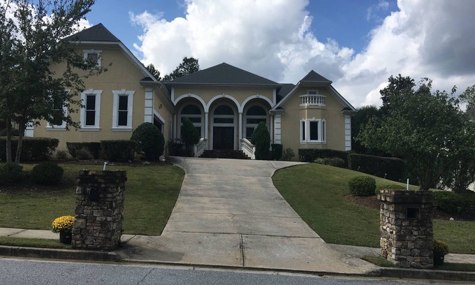 Conley House | Luxury 6BR Mini-Mansion - Sleeps 16+ Theater Event Room Near Airport/Dwtn