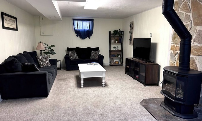Pocatello House | Luxury 6BR Retreat - Firepit Foosball Backyard