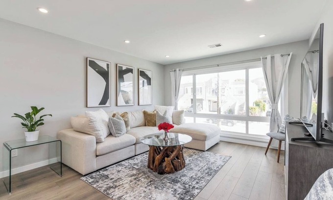 Daly City House | Luxury 7BR Home Near SFO w/Parking