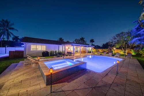Golden Glades Villa | Luxury 7BR Villa Vizcaya Pool Sauna Gym Golf