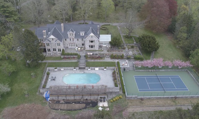 Mount Kisco House | Luxury 8 BR Estate with Pool and Tennis court