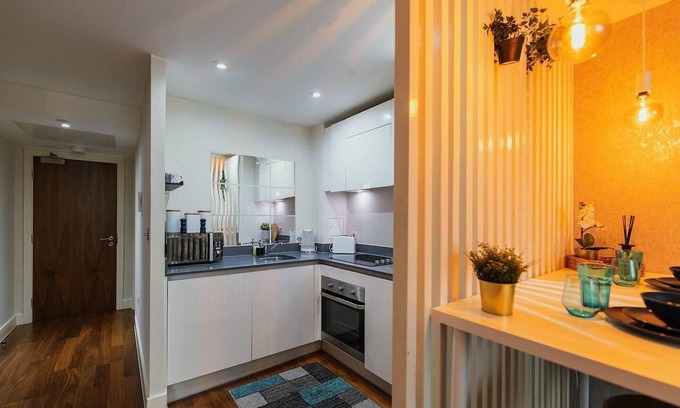 The Westside Apartment | Luxury 9ine Beautiful Broad Street Apartment