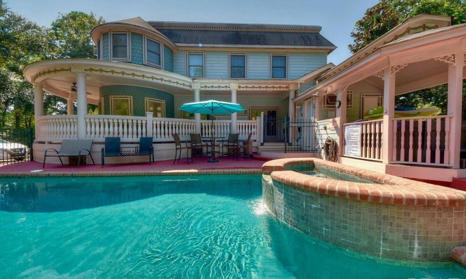 Duck House | Luxury Accommodation w/pool, hot tub, playground & elevator - TheSaltaire.com