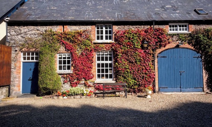 Sixmilebridge House | Luxury and elegant lakeside lodges, Boating activities and pet friendly.n
