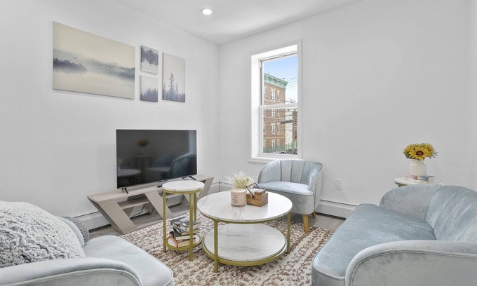 Ditmars Steinway Apartment | Luxury and Spacious Apt Next to the Astoria Park