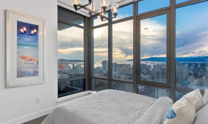 Downtown Vancouver Apartment | Luxury and Spacious Modern Living in the Heart of Downtown Vancouver