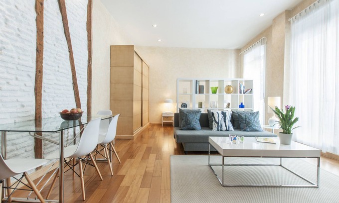 Huertas Apartment | Luxury Apart. Centro, Barrio Letras, Walk to Museums, Plazas and GranVia. .