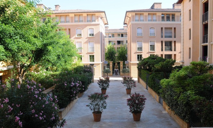 Mazarin Quarter Apartment | LUXURY APARTMENT CALM GARDEN COURSE MIRABEAU