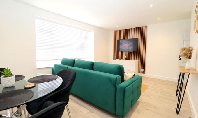 Tea Green Apartment | Luxury Apartment 5 mins to Luton Airport Sleeps 4