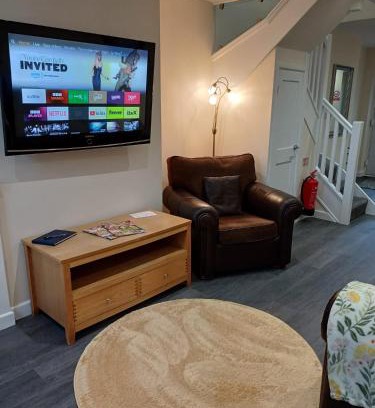 Tunstall Apartment | Luxury Apartment - Above iconic High Lane Oatcakes