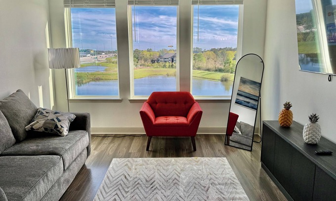 Deerwood Apartment | Luxury Apartment King Bed Stunning View Pool Gym Near Mayo Clinic UNF & Beaches