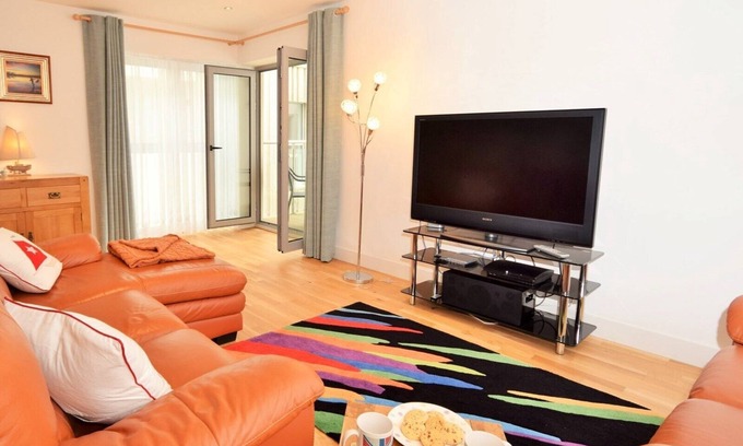 Newquay Apartment | LUXURY APARTMENT PORTH, SLEEPS 4, SEA VIEWS OVERLOOKING WHIPSDERRY BEACH