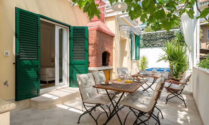 Split Apartment | Luxury apartment positioned in a green oasis in the middle of the city